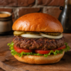 Hamburger ohne Käse mit Rindfleisch, Salat, Tomaten, Gewürzgurken und Zwiebeln