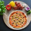 Pizza Verdura mit Mais, Oliven, Zucchini und Zwiebeln