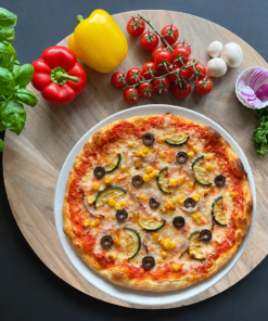 Pizza Verdura mit Mais, Oliven, Zucchini und Zwiebeln