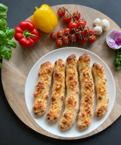 Fünf goldbraun gebackene Pizzastangen mit Knoblauchöl